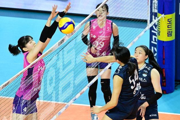 Heungkuk Life Insurance Lee Joo-ah (left) blocking.  (provided by KOVO)