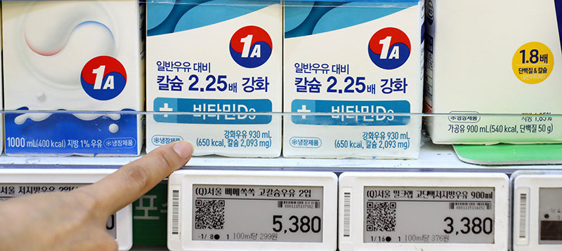 지난 8월 7일 서울에 위치한 한 마트에 같은 크기로 진열된 우유의 용량이 각각 1000mL, 930mL, 900mL로 표시돼 있다. 최근 급격히 오르는 물가에 식품업계가 제품 가격은 그대로 두고 물건의 양을 줄여 사실상 가격 인상효과를 거두는 ‘슈링크플레이션’ 전략을 취하는 경우가 늘어나고 있다. 뉴스1