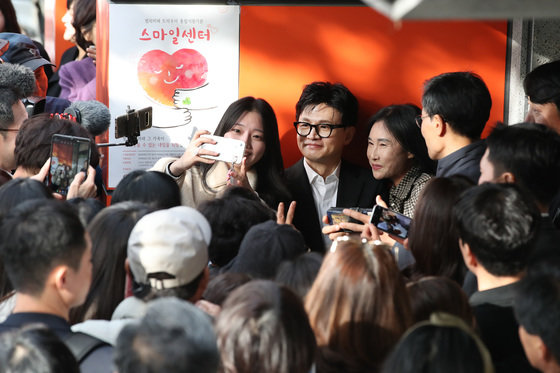 한동훈 법무부 장관이 17일 오후 대구 수성구 만촌동 대구스마일센터를 찾아 직원 간담회를 마친 뒤 입구에서 기다리던 시민들의 요청에 기념촬영을 하고 있다. 스마일센터는 강력범죄 피해자와 그 가족 및 보호자를 대상으로 심리치유와 임시거처 등을 제공해 일상생활 복귀를 지원하는 범죄피해 트라우마 통합지원 기관이다. 2023.11.17/뉴스1