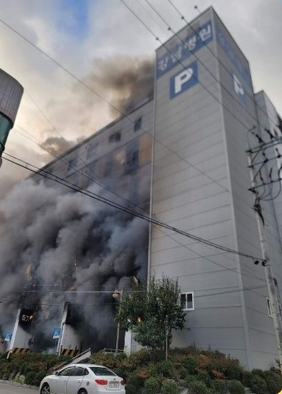 18일 오전 8시 6분쯤 경북 구미시 강남병원에서 불이 나 출동한 소방관이 진화작업을 벌이고 있다. (독자제공)ⓒ News1