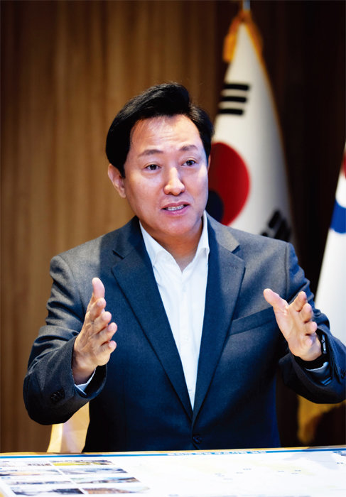 오세훈 서울시장이 11월 13일 서울시청 집무실에서 주간동아와 인터뷰하고 있다. [박해윤 기자]