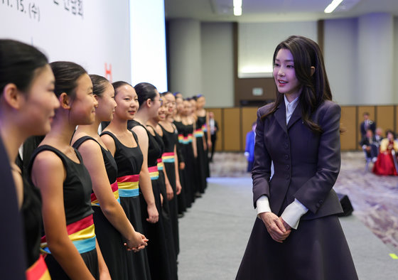 김건희 여사가 15일(현지시간) 미국 샌프란시스코의 한 호텔에서 열린 샌프란시스코 동포 초청 오찬간담회에서 합창단을 격려하고 있다. (대통령실 제공) 2023.11.16/뉴스1