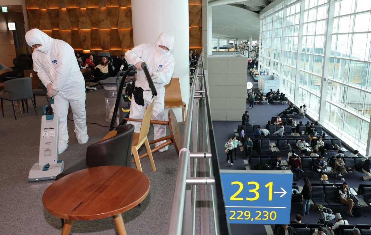17일 인천국제공항 제2여객터미널 환승 라운지에서 관계자들이 빈대 방역 작업을 하고 있다. 사진=신원건 기자