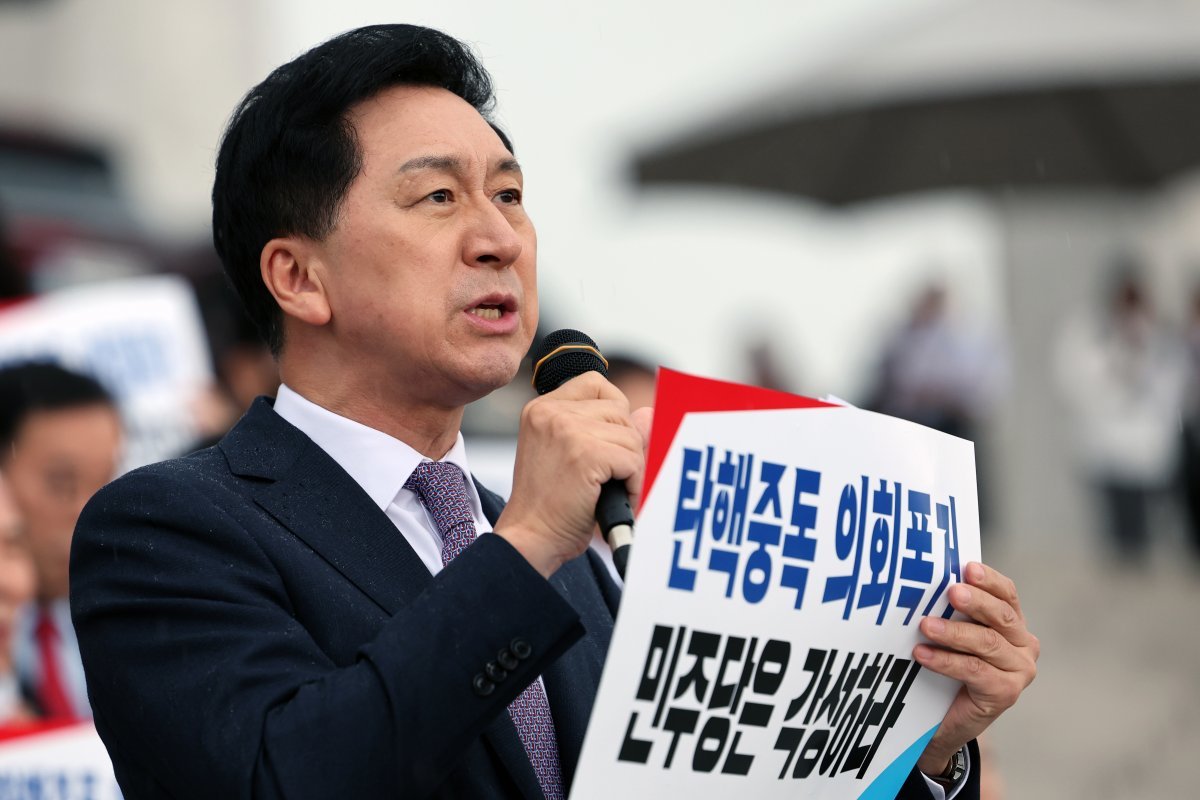 국민의힘 김기현 대표가 9일 오후 서울 여의도 국회 본청 앞 계단에서 열린 ‘탄핵 남발 더불어민주당 규탄대회’에서 규탄사를 하고 있다. 뉴스1