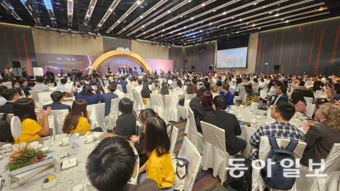 13일 홍콩 사이언스파크에서 ‘홍콩수상자포럼(HKLF)’ 개막식이 열리고 있다. 주최 측에 따르면 개막식에는 30개국에서 과학자 200여 명이 참석했다. 홍콩=박정연 동아사이언스 
기자 hesse@donga.com