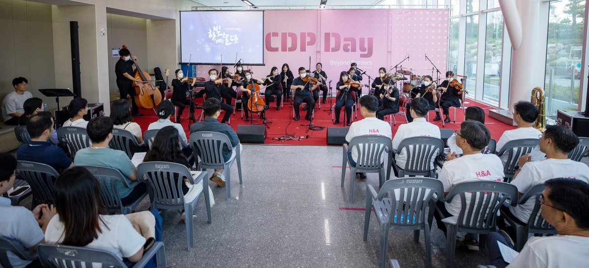 시각장애인 공연단 한빛예술단이 7월 LG전자 초청으로 경남 창원시 LG스마트파크에서 오케스트라 연주를 하고 있다. LG전자 제공