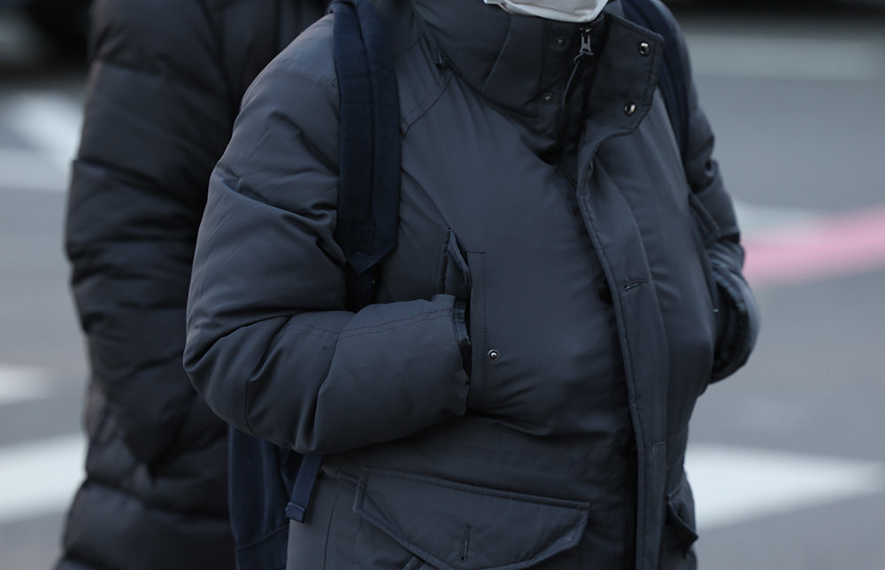 초겨울 추위가 기승을 부리는 17일 오전 서울 종로구 세종대로 사거리에서 시민들이 두꺼운 외투를 입고 걸어가고 있다. 2023.11.17. 뉴스1