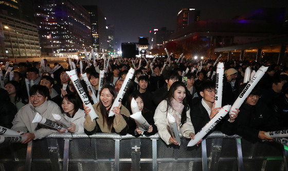 롤드컵 결승전이 열린 19일 오후 서울 광화문 광장에서 e스포츠 팬들이 2023 롤드컵 한국의 T1과 중국의 WBG 결승 경기를 응원하고 있다. 2023.11.19/뉴스1