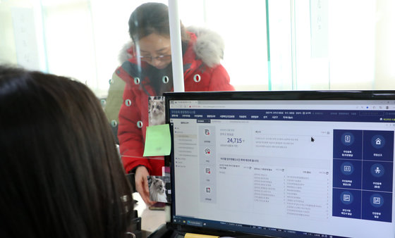 공무원 행정전산망 ‘새올’과 온라인 민원 서비스 ‘정부24’가 정상화된 20일 전북 완주군 봉동읍행정복지센터에서 직원들이 민원 업무 처리를 하고 있다. 2023.11.20/뉴스1