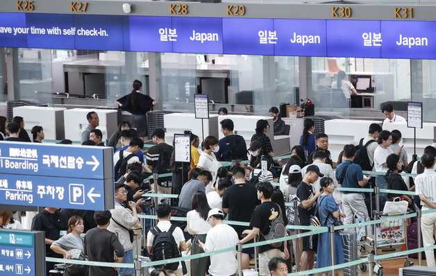 7일 인천국제공항 제1여객터미널 출국장에서 일본행 여행객들이 출국수속을 기다리고 있다.  ⓒ News1