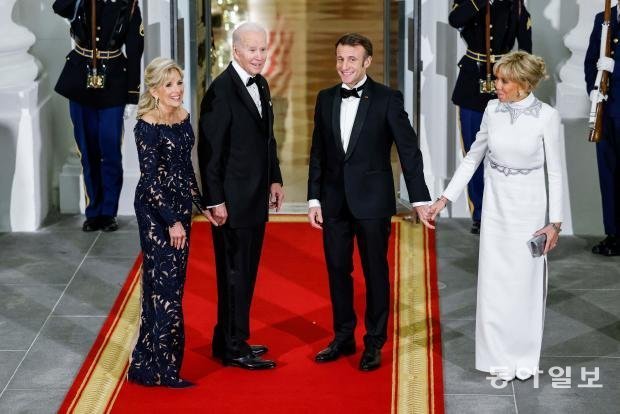 2022년 조 바이든 대통령 부부(왼쪽 2명)가 백악관에서 열린 국빈 만찬에 참석한 에마뉘엘 마크롱 프랑스 대통령 부부(오른쪽 2명)를 맞는 모습. 백악관 홈페이지