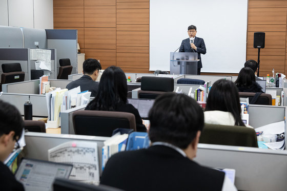 윤웅장 법무부 범죄예방정책국장이 20일 서울 서초구 서울고등검찰청 기자실에서 전자감독 피해자 보호시스템 강화 브리핑을 하고 있다. 2023.11.20/뉴스1