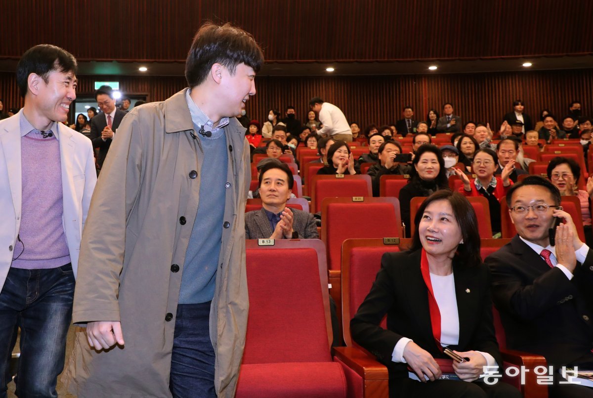 국민의힘 허은아 의원이 웃으며 맞고 있다. 허의원은 이른바 ‘천아용인’(천하람·허은아·김용태·이기인) 사단으로 지난 3·8 전당대회 당시 이 전 대표를 지지했던 최측근 현역의원이다.  이훈구 기자 ufo@donga.com