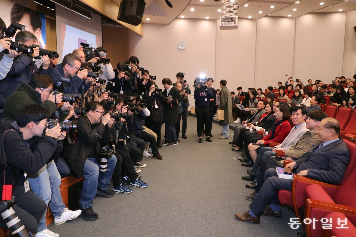 자리에 앉은 이 전 대표는 수많은 기자들이 모인 걸 보며 활짝 웃음을 보이기도 했다. 전날인 19일 광주 김대중컨벤션센터에서 있은 토크 콘서트에서 이 전 대표는 “윤석열 대통령이 12월 27일까지 변화가 없으면 신당을 창당할 것”이라고 또다시 발언한 터여서 기자들의 취재열기는 높았다. 이훈구 기자 ufo@donga.com