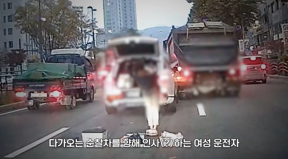 A 씨가 순찰차를 향해 인사하는 모습. 유튜브 채널 ‘서울경찰’ 영상 캡처