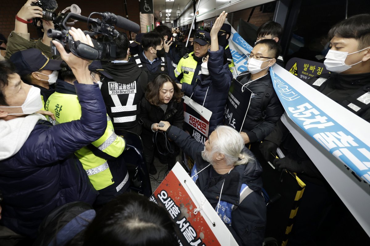 전국장애인차별철폐연대가 20일 서울 지하철 시청역에서 정부의 장애인 이동권 포함 증액예산안 반영 촉구 ‘출근길 지하철 시위’를 진행했다. 경찰이 전장연에 대해 철도안전법, 집시법 위반으로 채증 등을 실시하자 양측 간 충돌이 발생하고 있다. 2023.11.20.뉴시스