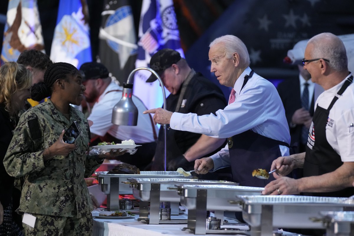 81세 생일을 하루 앞둔 19일 조 바이든 미국 대통령(오른쪽)이 미 버지니아주 노퍽 해군기지 추수감사절 기념 행사에서 으깬 감자 요리를 퍼주며 병사와 대화하고 있다. 노퍽=AP 뉴시스