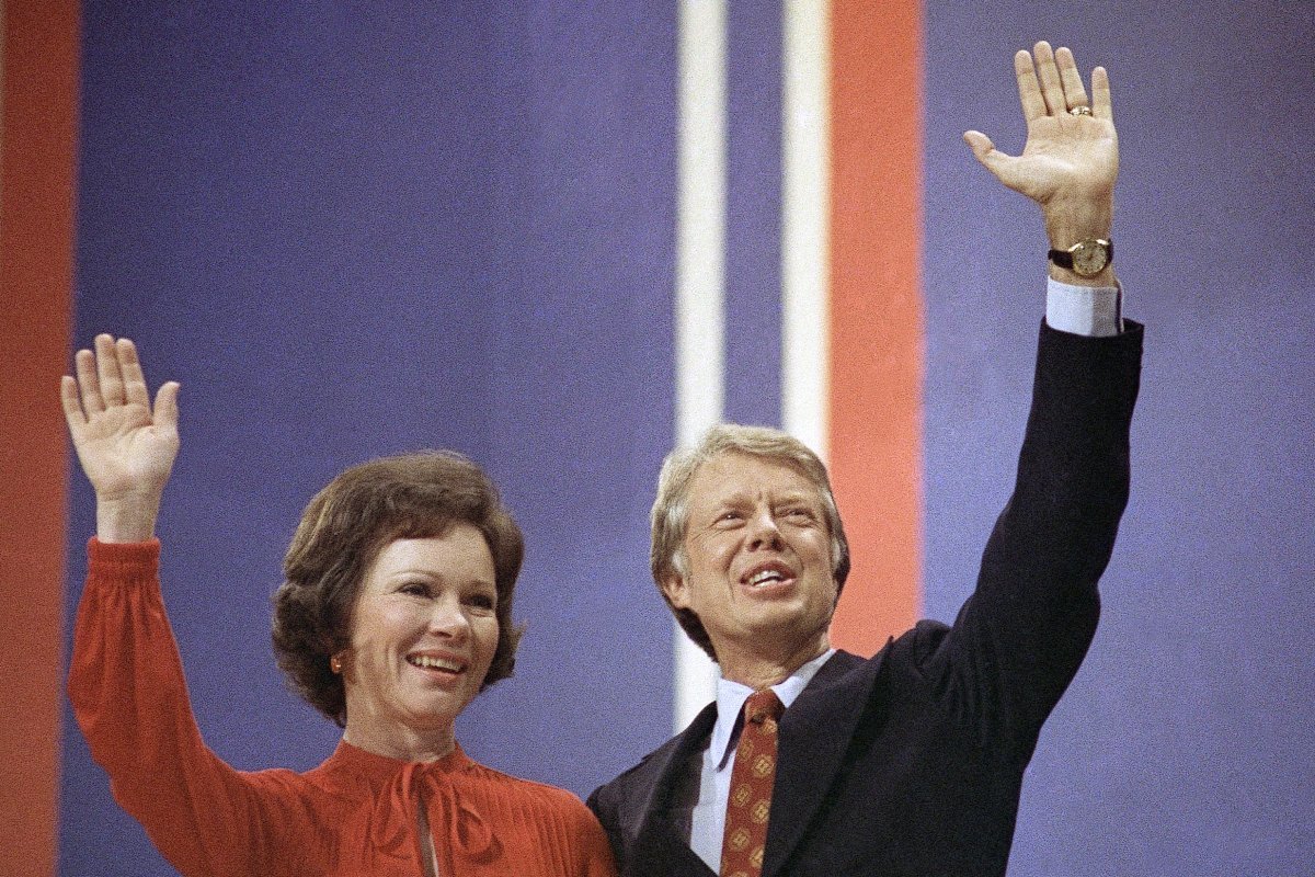 19일(현지 시간) 96세를 일기로 세상을 떠난, 지미 카터 전 미국 대통령 부인 로절린 여사가 1976년 뉴욕 민주당 전당대회에서 대선 후보로 결정된 남편과 함께 손을 흔들고 있다. AP 뉴시스