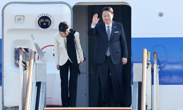 윤석열 대통령과 김건희 여사가 찰스 3세 영국 국왕의 국빈 초청으로 20일 경기 성남시 서울공항에서 영국 런던으로 출국하며 공군 1호기에 올라 인사하고 있다. 윤 대통령은 영국 국빈 방문 일정을 마치고 프랑스 파리로 이동해 2박 4일간 2030 세계박람회(엑스포) 부산 유치 막판 총력전을 펼친다. 2023.11.20 뉴스1