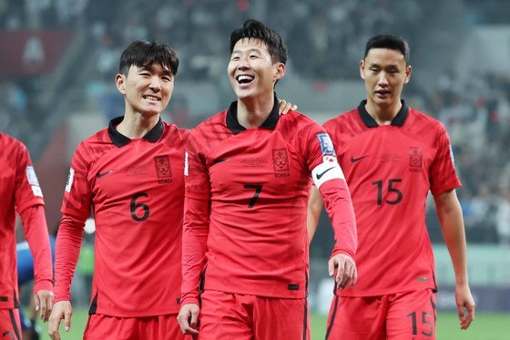 16일 서울 마포구 서울월드컵경기장에서 열린 2026 FIFA 북중미 월드컵 아시아 지역 2차 예선 C조 조별리그 대한민국과 싱가포르의 경기에서 손흥민이 슛을 성공시킨 뒤 동료들과 기쁨을 나누고 있다. 2023.11.16/뉴스1