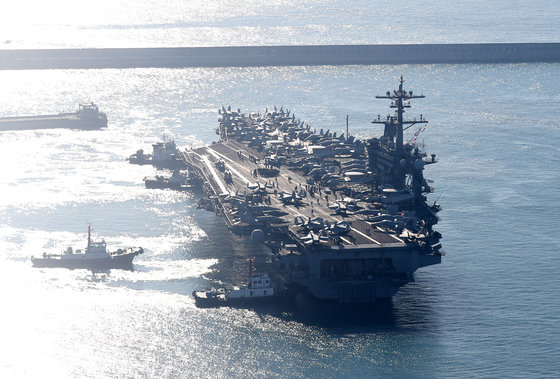 미국 해군의 핵추진 항공모함 ‘칼 빈슨’이 21일 오전 우리 해군의 부산작전기지에 입항하고 있다. 2023.11.21. 뉴스1