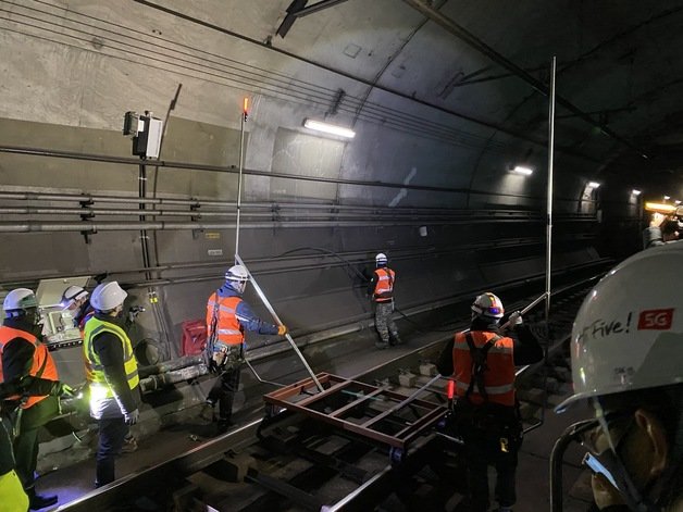 지난해 2월16일 5G 28㎓ 지하철 와이파이 장비와 객차 충돌을 방지하기 위해 작업자들이 건축한계측정을 하고 있다. 2022.2.16/뉴스1 ⓒ News1