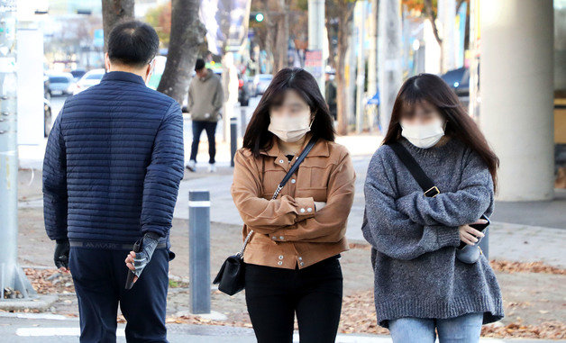 광주 북구 오치동 북부경찰서 사거리에서 시민들이 추위에 두터운 옷을 입고 출근 중인 모습 ⓒ News1