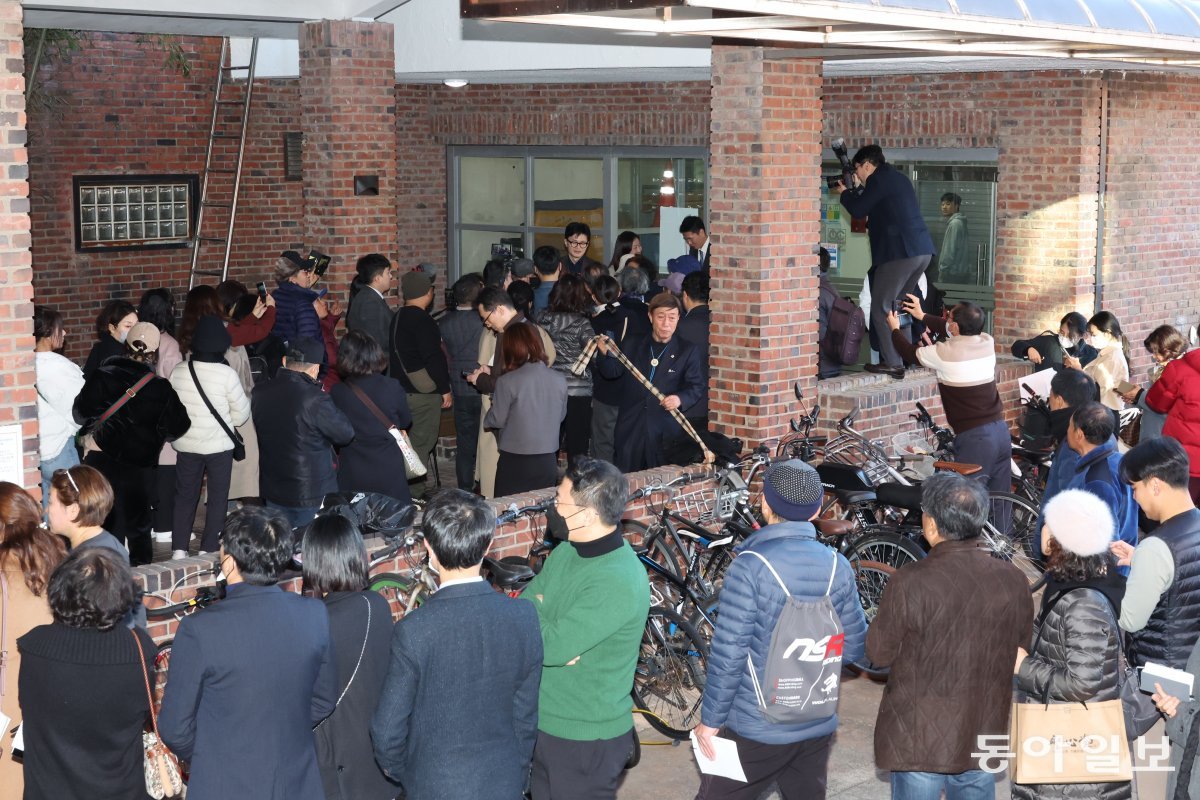 21일 한동훈 법무부 장관이 대전 유성구  한국과학기술원 연구시설 방문을 마친 뒤 시민들에게 기념 촬영과 사인을 해주고있다.  김재명 기자 base@donga.com