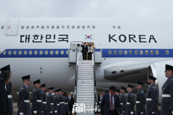 영국을 국빈 방문한 윤석열 대통령과 김건희 여사가 20일(현지시간) 런던 스탠스테드 국제공항에 도착해 공군 1호기에서 내리고 있다. (대통령실 홈페이지) 2023.11.21/뉴스1