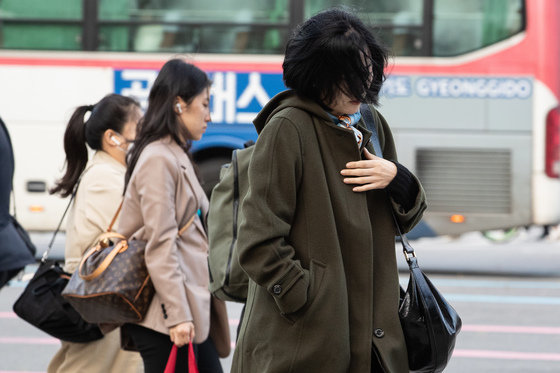 ‘겨울이 시작된다’는 절기상 입동(立冬)을 하루 앞둔 지난 7일 서울 도심에서 두꺼운 옷차림을 한 시민들이 출근길 발걸음을 재촉하고 있다. 2023.11.7/뉴스1 ⓒ News1
