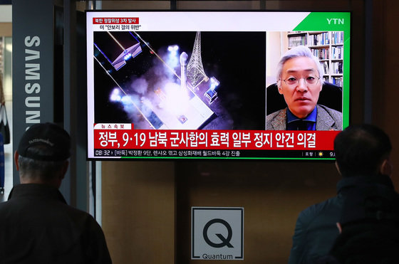 22일 오전 서울역에서 시민들이 북한의 3차 군사정찰위성발사 관련 뉴스를 시청하고 있다. 2023.11.22 뉴스1
