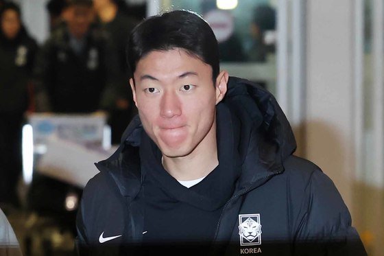 대한민국 축구 국가대표팀 황의조가 19일 오전 2026 FIFA 북중미 월드컵 아시아 지역 2차 예선 C조 조별리그 2차전 중국과의 경기를 치르기 위해 인천국제공항을 통해 출국하고 있다. 2023.11.19/뉴스1 ⓒ News1