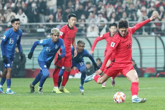 16일 서울 마포구 서울월드컵경기장에서 열린 2026 FIFA 북중미 월드컵 아시아 지역 2차 예선 C조 조별리그 대한민국과 싱가포르의 경기에서 황의조가 패널티킥을 성공시키고 있다. 2023.11.16. 뉴스1