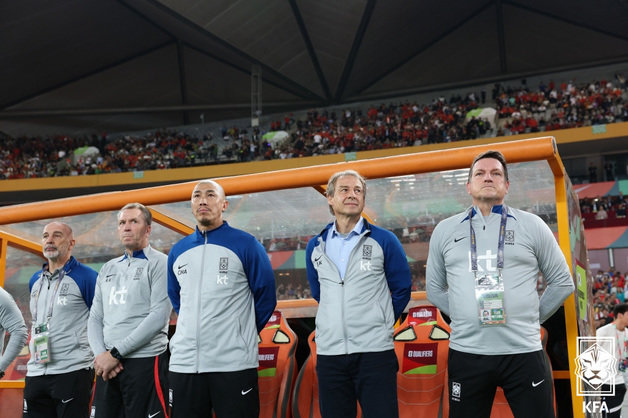 대한민국 축구대표팀 위르겐 클린스만 감독이 21일 중국 선전 유니버시아드 스포츠센터 경기장에서 열린 2026 FIFA 북중미 월드컵 아시아 지역 2차 예선 C조 조별리그 대한민국과 중국의 경기에서 그라운드를 바라보고 있다. (대한축구협회 제공) 2023.11.21