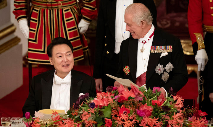 윤석열(왼쪽) 대통령이 21일(현지시각) 영국 런던의 버킹엄궁에서 열린 국빈 만찬에 참석해 찰스 3세 국왕의 환영 연설을 듣고 있다. 2023.11.22 런던=AP/뉴시스