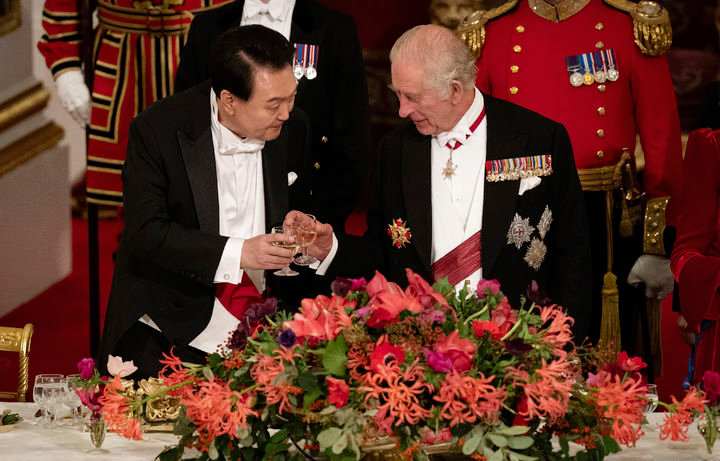 윤석열(왼쪽) 대통령이 21일(현지시각) 영국 런던의 버킹엄궁에서 열린 국빈 만찬에 참석해 찰스 3세 국왕과 건배하고 있다. 2023.11.22 런던=AP/뉴시스