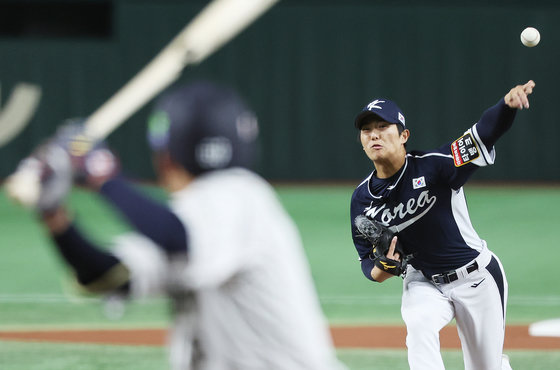 17일 오후 일본 도쿄돔에서 열린 ‘2023 아시아프로야구챔피언십(APBC)’ 대한민국과 일본의 경기에서 대한민국 선발 투수로 나선 이의리가 역투하고 있다. 2023.11.17/뉴스1 ⓒ News1