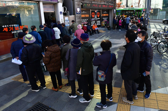 21일 오후 경북 포항시 북구 육거리에 있는 포항범시민지진대책본부 사무실 앞에 정신적 위자료 추가 소송을 위해 찾아온 시민들이 줄을 서서 기다리고 있다. 2023.11.21/뉴스1 ⓒ News1