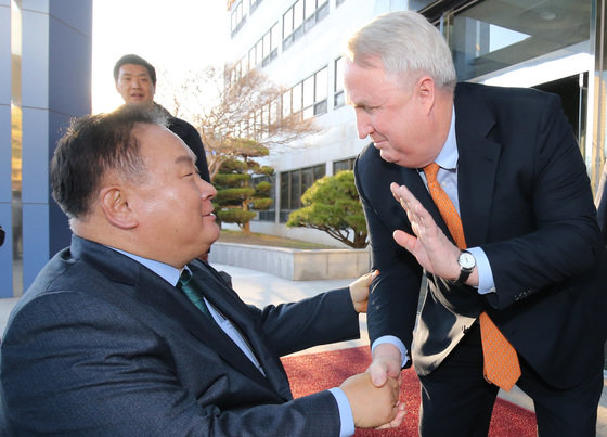 인요한 국민의힘 혁신위원장이 21일 대전 유성구 한국과학기술연구원(KAIST)에서 열린 한국 정치의 문제점과 개혁방안 강연 및 토론회를 마친 이상민 더불어민주당 의원과 인사하고 있다. 2023.11.21/뉴스1 ⓒ News1