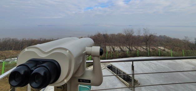 22일 오전 찾은 인천시 강화군 평화전망대. 망원경 너머로 북한 땅이 보인다.2023.11.22 / 뉴스1