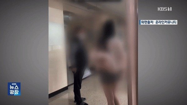 한 여학생이 남자 교사와 다투는 모습이 담긴 영상이 공개돼 논란이 되고 있다. KBS뉴스 갈무리