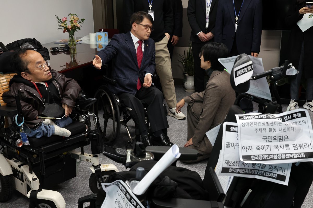 이종성 국민의힘 의원(왼쪽 두번째)이 22일 오전 국회 의원회관 의원실에서 장혜영 정의당 의원 및 한국장애인자립생활센터협의회(한자협) 장애인들과 언쟁을 벌이고 있다. 한자협은 이 의원이 대표 발의한 ‘장애인복지법 개정안’ 철회를 요구하며 의원실에서 농성을 했다. 뉴스1
