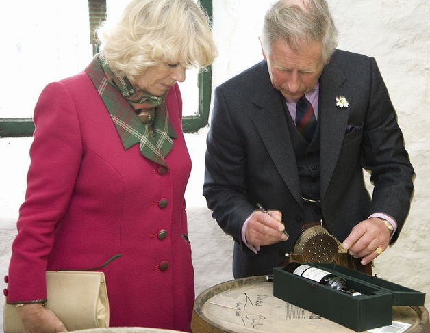 2008년 6월 당시 왕세자였던 찰스 3세가 부인 커밀라와 함께 스코틀랜드 아일라섬에 있는 라프로익 증류소에 방문해 직접 위스키 병에 친필 사인을 하고 있다. 22일 라프로익 홈페이지 갈무리
