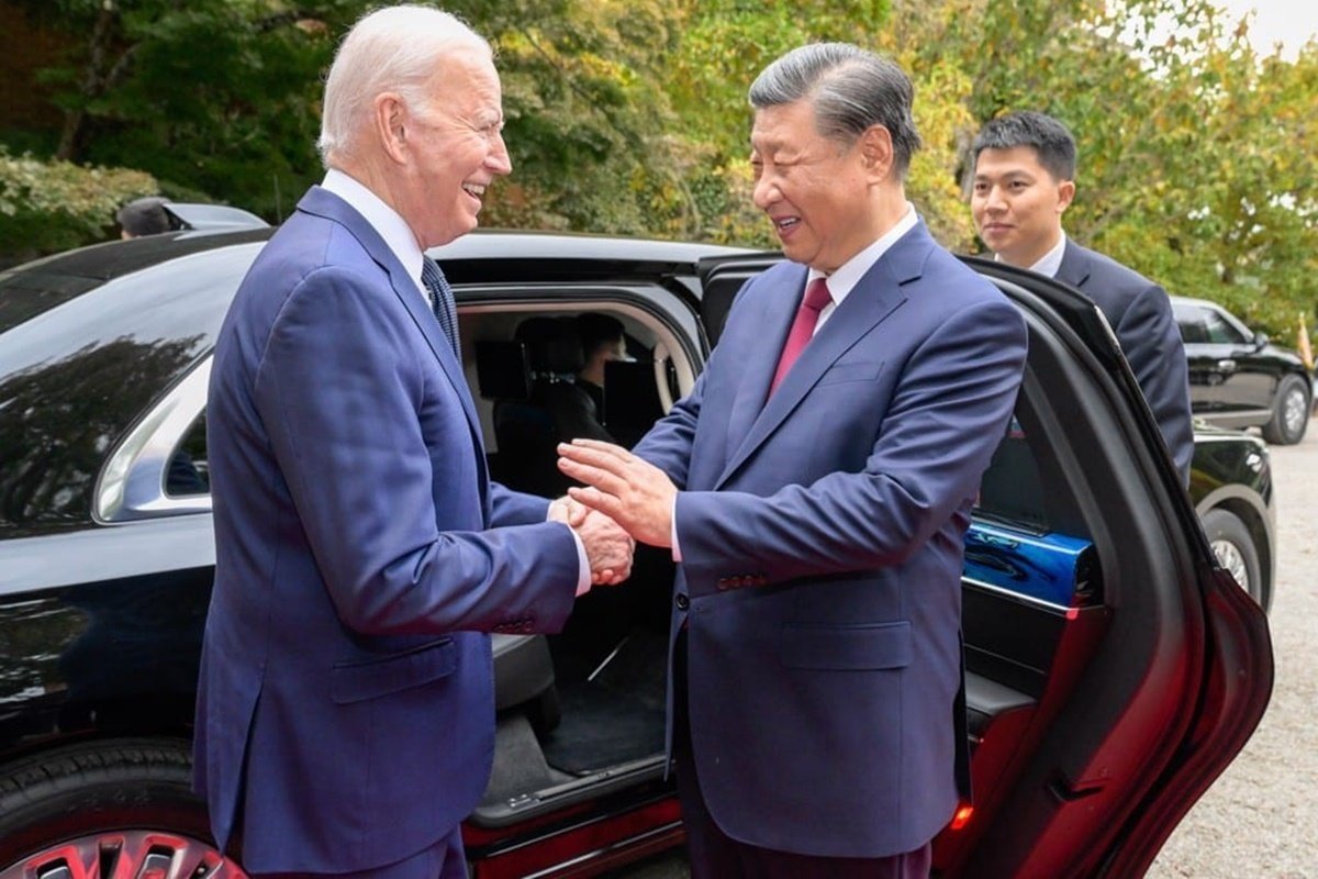 조 바이든 미국 대통령과 시진핑 중국 국가주석이 ‘훙치’ 리무진 앞에서 악수하는 모습. 백악관 홈페이지