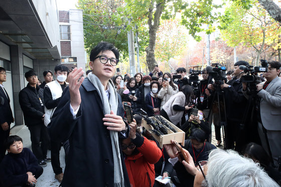 한동훈 법무부 장관이 17일 오후 대구 수성구 만촌동 대구스마일센터를 찾아 취재진 질문에 답하고 있다. 2023.11.17 뉴스1