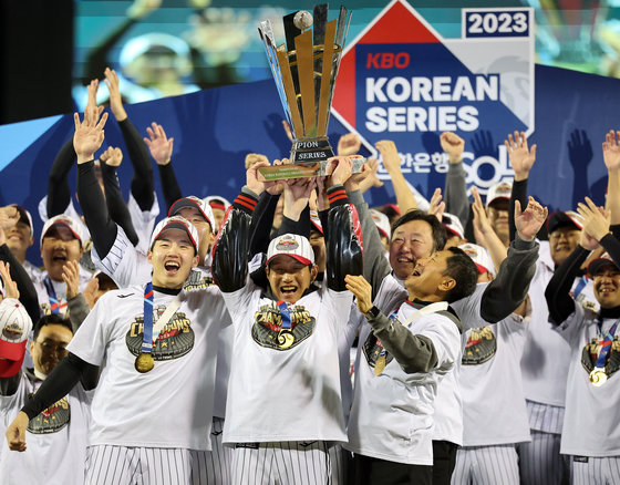 13일 오후 서울 송파구 잠실야구장에서 열린 프로야구 ‘2023 신한은행 SOL KBO 포스트시즌’ 한국시리즈 5차전 LG 트윈스와 kt 위즈의 경기에서 LG 트윈스가 6대2로 승리하며 우승을 차지했다. LG 염경엽 감독, 김인석 스포츠단 대표, 차명석 단장, 임찬규 등 선수들이 우승 트로피를 들고 기념촬영을 하고 있다. 2023.11.13 뉴스1