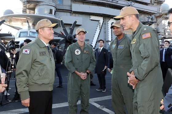 신원식 국방부 장관(왼쪽)이 22일 해군작전사령부 부산작전기지에 입항한 미 해군 항공모함 ‘칼 빈슨’에 올랐다. (국방부 제공) 2023.11.22/뉴스1