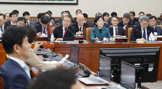 이정식 고용노동부 장관과 한화진 장관이 23일 오전 서울 여의도 국회에서 열린 환경노동위원회 전체회의에서 의원들의 질의를 경청하고 있다. 2023.11.23/뉴스1