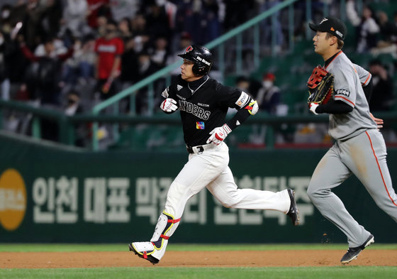 3일 오후 인천 SSG랜더스필드에서 열린 프로야구 2022 KBO 리그 SSG랜더스와 한화이글스의 경기에서 7회말 SSG공격 1사 2루 상황때 김강민이 1타점 적시타로 2루까지 출루하고 있다. 2022.5.3 뉴스1