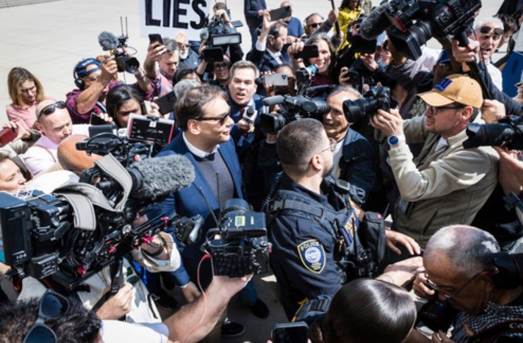 올해 5월 산토스 의원이 뉴욕주 연방법원을 떠나면서 기자들의 질문을 받고 있다. 그는 뉴욕 동부연방지방검찰청에 의해 사기와 돈세탁, 공금 절도 등 23개 혐의로 체포됐다가 보석으로 풀려났다. AP 뉴시스